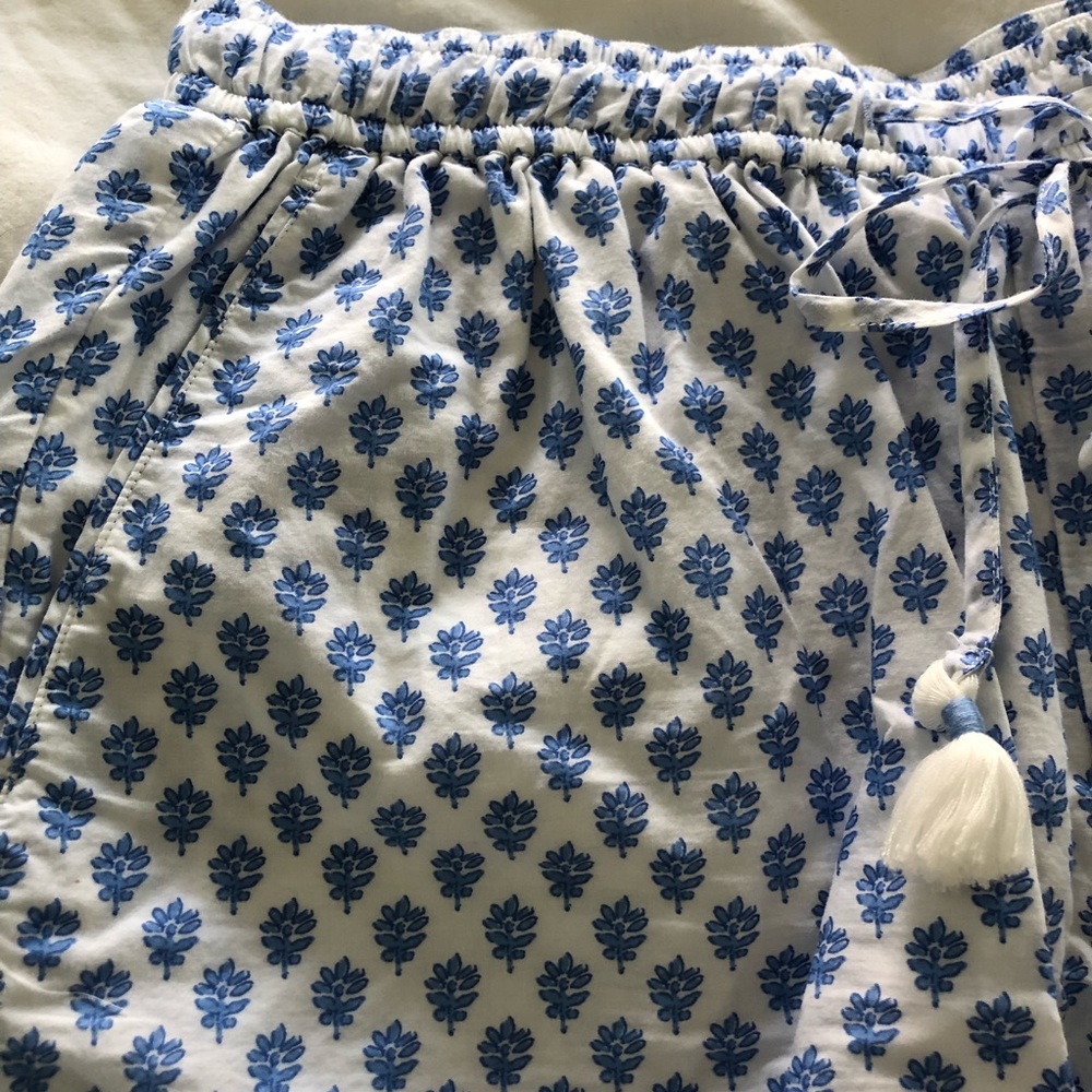 Vineyard Vines pull on short blue/white small - Picture 2 of 6